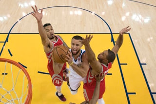 Los Warriors de Golden State aplastaron 126-85 a los Rockets en el tercer juego de la serie. (AP)