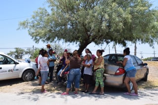 A la espera. Las mujeres esperaban que las pipas se llenaran para 'escoltarlas' a la comunidad. (EL SIGLO DE TORREÓN/MARY VÁZQUEZ)