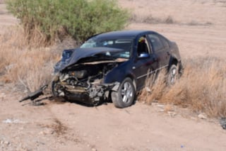 Daños. El automóvil registró pérdida total, pero afortunadamente la conductora resultó con lesiones que no ponen en riesgo su vida.