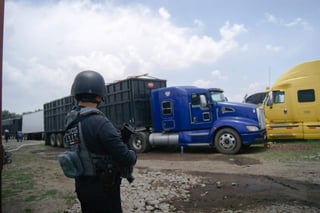 La Fiscalía General del estado informó que llevó a cabo un cateo en un predio del municipio de Amozoc de Mota, donde recuperó 60 vehículos y varias toneladas de mercancía. (TWITTER)