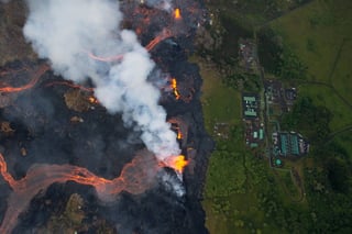 Riesgo. La instalación de Puna Geothermal Venture (PGV) es amenazada por la lava de las fisuras 6, 19 y 22, del volcán Kilauea. (EFE)