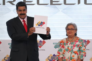 Aval. Nicolás Maduro recibe la credencial como mandatario electo de Venezuela para el período 2019-2025 de parte de la presidenta del Consejo Nacional Electoral, Tibisay Lucena (Der.). (EFE)