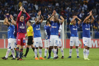 Los jugadores de Cruzeiro agradecen a sus aficionados tras la victoria de ayer 2-1 sobre Racing en la Copa Libertadores. Cruzeiro vence a Racing y gana su grupo en Libertadores