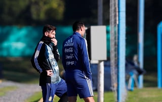 Lionel Messi (i) se reportó ayer en el predio de Ezeiza, donde está concentrada la selección argentina. (EFE)