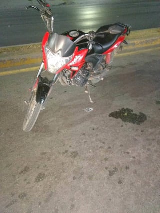 Lesionados. Esta es una de las motocicletas que participó en el accidente. (EL SIGLO DE TORREÓN) 