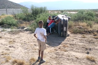 Volcadura. Menores sufren volcadura en carretera a Nazareno; se dirigían a repartir tortillas cuando ocurrió el accidente. (EL SIGLO DE TORREÓN)