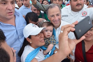 Apoyado. Como es una costumbre en su campaña, José Antonio Meade se tomó algunas ‘selfies’ con sus simpatizantes. (EL SIGLO DE TORREÓN/FERNANDO COMPEÁN)