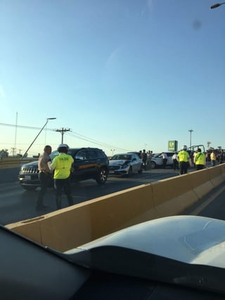 En el accidente se vieron afectados seis vehículos. (EL SIGLO DE TORREÓN) 