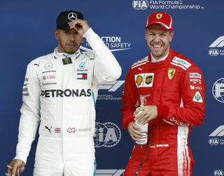 Lewis Hamilton (i) lidera el campeonato de la Fórmula Uno con 95 puntos, mientras que el alemán Sebastian Vettel (d) marcha en el segundo puesto con 78 unidades. (EFE)