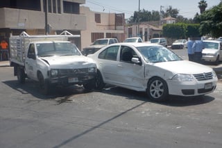 Daños. Ambos vehículos terminaron con daños importantes y cubiertos de pintura de color blanco que transportaba la camioneta. (EL SIGLO DE TORREÓN)