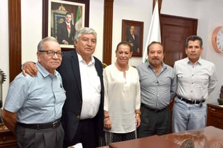 Donación. Autoridades municipales con integrantes del Club Rotario de Torreón, quienes donaron el equipo.  (EL SIGLO DE TORREÓN)