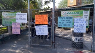 Se manifiestan maestros del Cobaed en Gómez Palacio