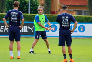 El técnico de Italia, Roberto Mancini (centro), dirige un entrenamiento de la selección en Florencia, Italia. Mancini deja la puerta abierta para Buffon