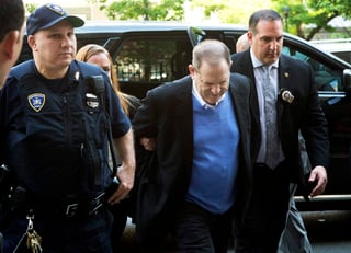 Weinstein se entregó hoy en una comisaría de Nueva York para quedar detenido y ponerse a disposición de la Justicia. (AP)