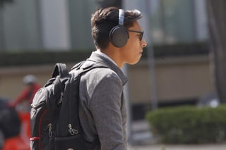 El uso constante de audífonos o exposición al uso de niveles altos de ruido al escuchar música provocan sordera prematura hasta 30 años antes de lo normal.  (ARCHIVO)