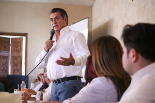 El candidato independiente a la Presidencia de la República, Jaime Rodríguez Calderón, propuso establecer un salario laboral con base en la capacidad, talento y conocimiento de los trabajadores, y fijarlo conforme a las necesidades de los mismos y de sus familias. (NOTIMEX)