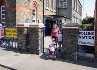 Una mujer deja un colegio electoral en Dublín, luego de votar.