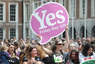 Esta amplia victoria da al Gobierno del partido democristiano Fine Gael vía libre para cambiar la ley y permitir el aborto en todas las circunstancias durante las primeras doce semanas de embarazo y, en casos excepcionales, hasta las veinticuatro. (EFE)