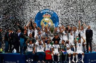 Con un sencillo del francés Karim Benzema al minuto 51 y el doblete Gareth Bale al 64' y 83', el conjunto madrileño castigó al conjunto inglés que solo vio anotación de Mané. (AP)