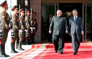 Kim Jong-un trasladó esta postura al mandatario de Seúl, Moon Jae-in, con quien también acordó mantener otra reunión intercoreana de alto nivel el próximo 1 de junio. (AP)