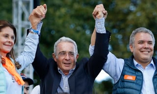 Golpe. El expresidente colombiano, Álvaro Uribe, fue vinculado de haber tenido nexos con el narcotráfico.