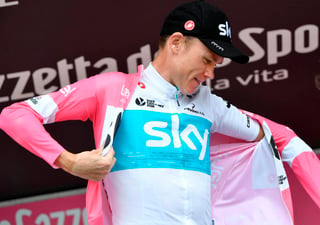 Chris Froome se pone el suéter rosa, como líder del Giro de Italia. (AP)