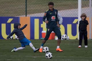 El atacante brasileño Neymar juega con su hijo Davi Lucca (izquierda), en Teresópolis, Brasil. (Fotografía de AP)