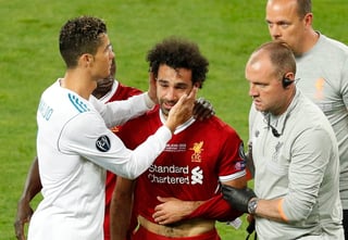 Mohamed Salah, entre lágrimas, es consolado por Cristiano Ronaldo. Entre lágrimas, Salah deja la final
