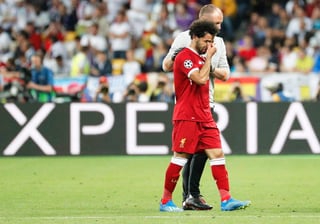 Salah se retiró del estadio Olímpico de Kiev llorando con el hombro izquierdo maltrecho tras caer en mala posición en una pugna con Sergio Ramos.
