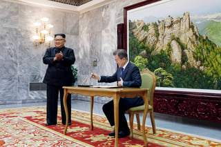 Viraje. La administración de Trump ya trabaja para que se realice la cumbre con Kim Jong-un (Izq.) el próximo 12 de junio. (AP)
