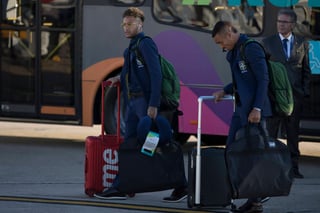 Neymar y Gabriel Jesus a su arribo al aeropuerto internacional Tom Jobim, en Río de Janeiro. (AP)