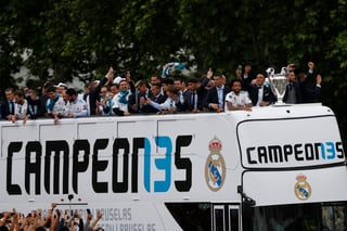 El autobús con los jugadores del Real Madrid llegó a la Plaza Cibeles para celebrar con sus aficionados. (AP)
