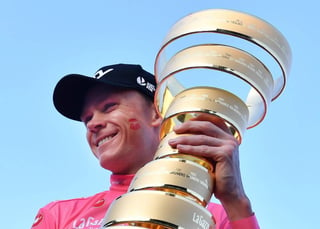 El británico Chris Froome muestra orgulloso su trofeo. Froome gana Giro e hila su 3er triunfo de Grand Tour