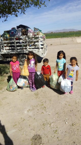 Limpieza. Niños de los ejidos de Gómez Palacio colaboran con Servicio Públicos en una campaña de cuidado al entorno. (EL SIGLO DE TORREÓN)