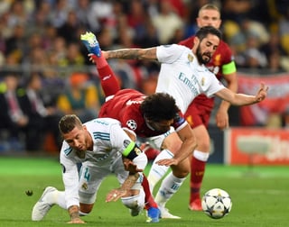Mohamed Salah tuvo que abandonar el partido de la final por la UEFA Champions League tras la lesión en el minuto 30 del primer tiempo.