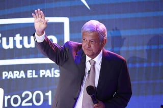 Andrés Manuel López Obrador, candidato presidencial por la coalición Juntos Haremos Historia, busca reactivar la industria petrolera sin expropiar, ni confiscar bienes de la nación, así como revisar los contratos que se han firmado con la reforma energética. (EFE)