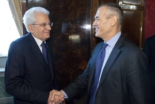 Propuesta. Carlo Cottarelli (Der.), exdirectivo del FMI, se reunió ayer con Sergio Mattarella (Izq.). (EFE)