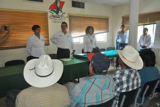Campaña. Ayer, el candidato de la coalición Juntos Haremos Historia se reunió con integrantes de la Central Campesina. (GUADALUPE MIRANDA)