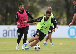 El integrante de la selección nacional de futbol de Uruguay Luis Suárez (c) participa en un entrenamiento a las afueras de Montevideo. (EFE)