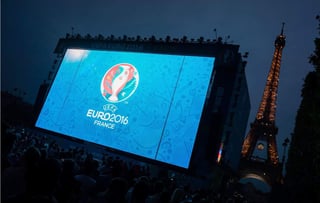 Durante la Eurocopa pasada se instalaron en los alrededores pantallas para que el público pudiera disfrutar la final entre Francia y Portugal. (Cortesía)