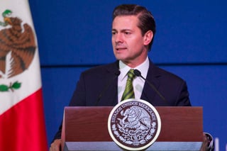 En un mensaje publicado en su cuenta oficial de Twitter @EPN a las 20:28 horas (01:28 GMT), el mandatario mexicano se dirigió personalmente al presidente @realDonaldTrump para asegurar que su país 'nunca' pagará por el muro. (ARCHIVO)