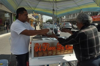 Ventas. Guillermo Molina es vendedor de gorditas de horno en Acuña y avenida Juárez. (GUADALUPE MIRANDA)
