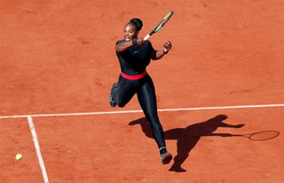 Serena Williams lució una entallada vestimenta negra con una cinta roja en el abdomen. (AP)