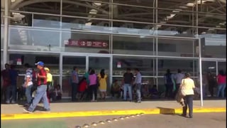 Integrantes de la Sección 22 del Sindicato Nacional de Trabajadores de la Educación (SNTE) bloquearon los accesos al aeropuerto internacional y la terminal de autobuses de primera clase en la capital de Oaxaca, además de apoderarse de una caseta de peaje, en su tercer día de paro parcial de labores. (ESPECIAL)