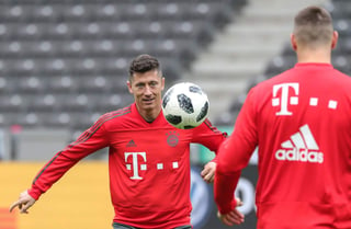 El delantero polaco de 29 años, cuyo contrato con Bayern es vigente hasta 2021, quiere arreglar su salida este verano, según dijo su agente. (ARCHIVO)