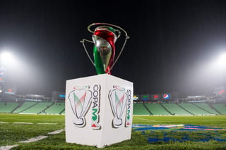 Los clubes estarán repartidos en nueve grupos de tres equipos cada uno, donde clasifican los primeros lugares de cada uno y los siete mejores segundos lugares a octavos de final; el título se disputará el 31 de octubre. (ARCHIVO)