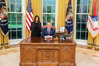 Trump publicó en Twitter una foto de la visita a la Casa Blanca de Kardashian, con la que mantuvo 'una gran reunión', afirmó. (TWITTER)