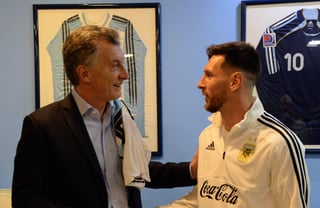 El presidente argentino, Mauricio Macri, hablando con Lionel Messi en el recinto de la Asociación del Futbol Argentino de Ezeiza. Despide Macri a selección argentina rumbo al Mundial