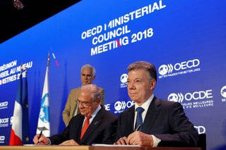 Nuevo miembro de la OCDE. José Ángel Gurría y Manuel Santos. (ARCHIVO)