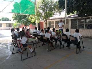Al aire libre. Los alumnos de la escuela 'Sertoma 1964', en Torreón, de plano tuvieron que tomar sus clases bajo la techumbre del patio debido al fuerte calor que azota la región y que no puede ser mitigado por las fallas de electricidad y aire acondicionado en las aulas.   